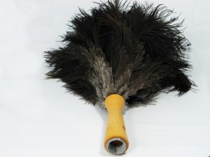 Struisvogel Plumeau met korte houten steel 35 cm
