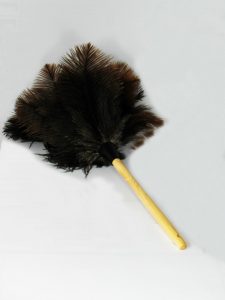 Struisvogel Plumeau met middellange houten steel
